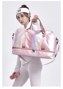 Detail der glänzenden rosa Reisetasche mit Laser-PU-Textur und verstellbarem Schultergurt