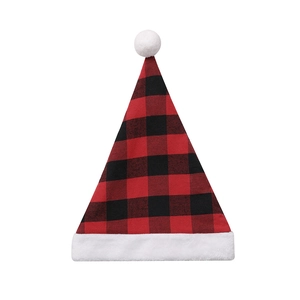 Klassische rot-schwarz karierte Weihnachtsmütze mit doppellagigem Plüschrand und weißem Bommel