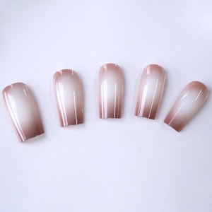 Glänzende weiße Nude-Ombre-Press-on-Nägel in langer quadratischer Form auf weißem Grund