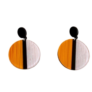 Boucles d'oreilles rondes minimalistes avec rayures colorées et clous d'oreilles noirs