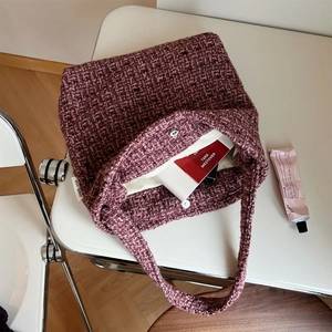 Dettaglio interno della borsa tote in tweed viola con chiusura magnetica e spazio