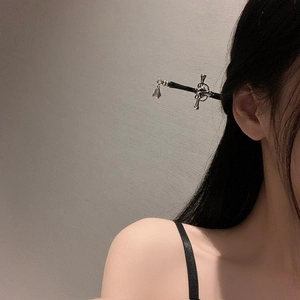 Détail d'un pic à cheveux en forme d'épée gothique avec garde et petite cloche
