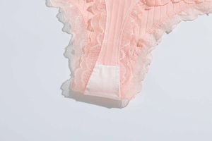Detail von rosa Spitzenhöschen mit Baumwollzwickelfutter und nahtloser Verarbeitung