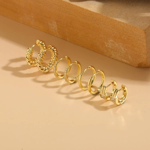 Set di 4 orecchini placcati in oro con cerchi a treccia e dettagli in zircone