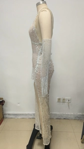 Detail der weißen Pailletten-Abendkleid-Struktur mit passenden Ärmelstulpen an einer Puppe