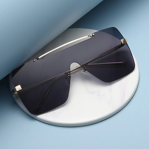 Oversize Quadratische Shield-Sonnenbrille mit lila Verlaufsgläsern und Goldrahmen