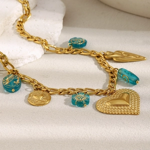 Collier plaqué or 18 carats avec pendentifs cœur vintage et perles de verre sarcelle