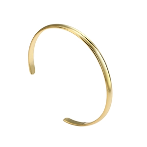 Minimalistischer C-förmiger Armreif in Gold mit glänzender, glatter Oberfläche