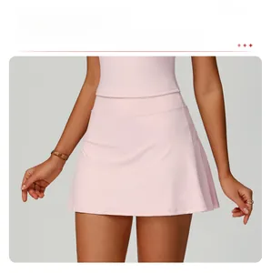Gros plan d'une jupe de sport rose clair en coupe A avec une taille haute et un ourlet plissé