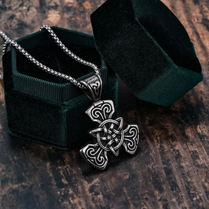 Détail du pendentif croix celte viking argent antique sur une boîte à bijoux en velours
