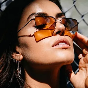 Klassieke retro rechthoekige zonnebril met metalen montuur en oranje glazen op model
