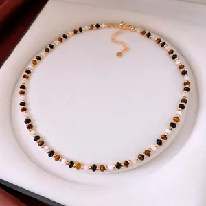 Collier rétro perlé en œil de tigre et nacre avec accents dorés et petit cœur