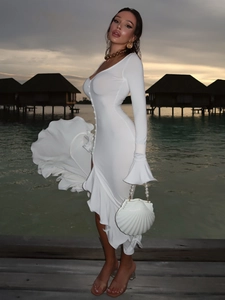 Robe longue blanche ajustée à boutons avec manches longues et sac en perles en forme de coquille