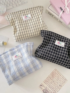 Set di tre pochette per cosmetici a scacchi in tessuto operato in tre colori diversi