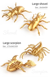 Vue détaillée des modèles de scarabée et scorpion dorés en plastique avec dimensions