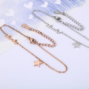 Détail du pendentif lettre lucky et étoile sur le bracelet en acier inoxydable 18KGP