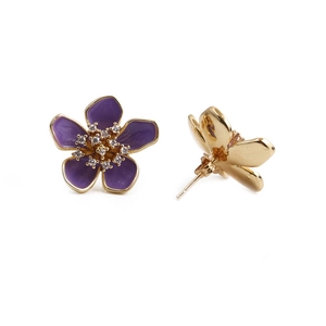 Dettaglio degli orecchini a fiore in smalto viola con base dorata e cristalli chiari
