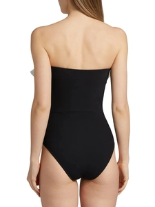 Détail d'un maillot de bain une-pièce bustier noir avec volants blancs élégants sur le côté