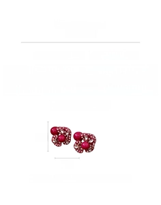 Dettaglio di orecchini a fiore rosa in acrilico con strass e diametro di 3 cm