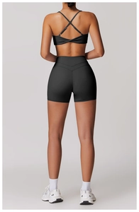 Vista posteriore degli shorts da yoga neri a vita alta con cucitura a V e top