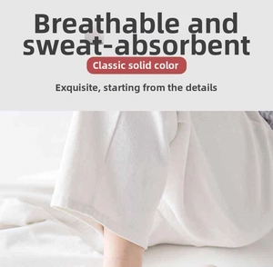 Vue détaillée de la texture en coton respirant et absorbant de la chaussette blanche
