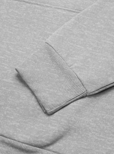 Dettaglio dei polsini a costine elasticizzate e del morbido tessuto in maglia grigia