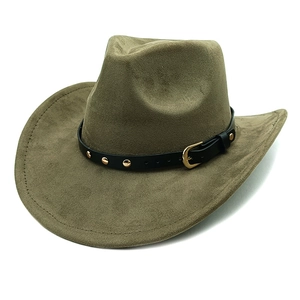 Détail d'un chapeau de cowboy en daim vert olive avec bande en cuir noir et rivets dorés