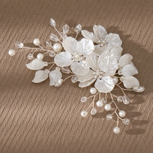 Peigne à cheveux élégant style chinois fleurs acryliques blanches et perles mariée
