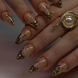 Uñas postizas 3D de sol y luna doradas con motivos de estrellas celestiales en uñas largas