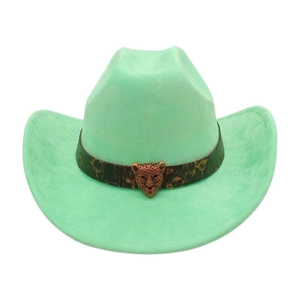Dettaglio cappello cowboy scamosciato verde menta con fascia scura e fibbia testa di leopardo