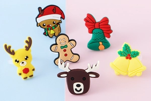 Detailansicht bunter PVC-Weihnachtsringe mit Weihnachtsmann, Rentier und Lebkuchenmann