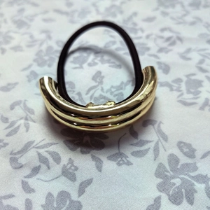 Minimalist U-shaped golden metal hair ring with high elastic black band for sleek ponytails
