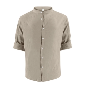 Vue détaillée du tissu en lin de coton beige et du col montant henley classique