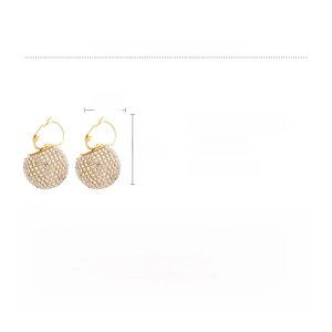Tableau détaillé des tailles et matériaux pour boucles d'oreilles boules en strass