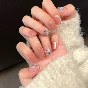 Detail von handgefertigten Cat-Eye-Nägeln mit 3D-Schmetterlingen und Perlenakzenten
