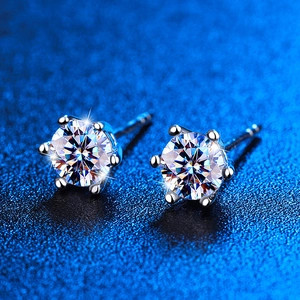 Vista macro di orecchini a corona a sei punte in argento con pietre di moissanite tonda