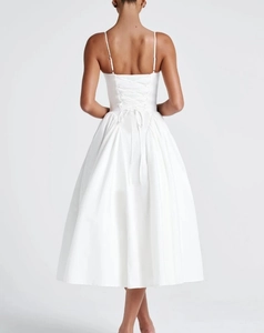 Détail du laçage style corset au dos de cette robe midi blanche trapèze élégante