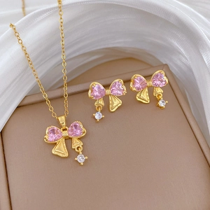 Set di gioielli con cuore in zircone rosa e orecchini su supporto in velluto beige