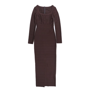 Vue détaillée de la robe bandage marron chocolat montrant le tissu côtelé horizontal