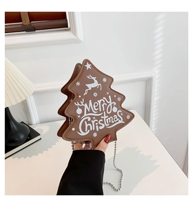 Détail du sac sapin de Noël marron avec imprimé renne et bandoulière en chaîne