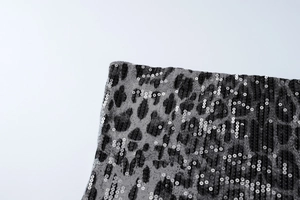 Gros plan détaillé des paillettes à motif léopard sur le tissu d'une robe moulante
