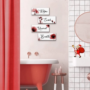 Détail d'un lot de quatre plaques murales en bois pour salle de bain avec motifs pavots rouges