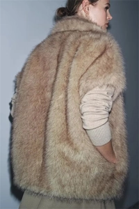 Texture détaillée d'un gilet en fausse fourrure marron avec une finition douce et épaisse