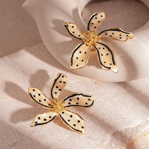 Boucles d'oreilles fleur rétro avec pois noirs et bordures en métal doré