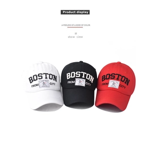 Detailansicht der bestickten Boston-Baseballkappen in den Farben Schwarz Weiß und Rot
