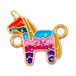 Vue détaillée du pendentif licorne en émail arc-en-ciel avec paillettes et anneaux