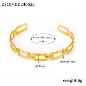 Vue détaillée du bracelet chaîne en acier titane avec dimensions et fini doré