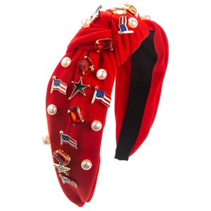 Serre-tête noué rouge avec pendentifs drapeau américain, perles et strass sur fond blanc