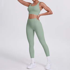 Détail de l'ensemble de yoga vert sauge avec legging taille haute et brassière de sport