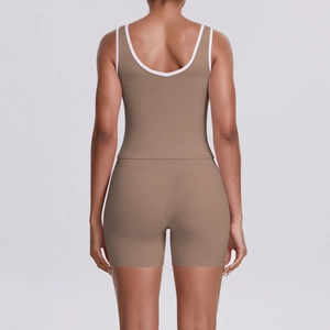 Détail du design dos nageur et de la bordure contrastée sur cet ensemble de yoga bicolore